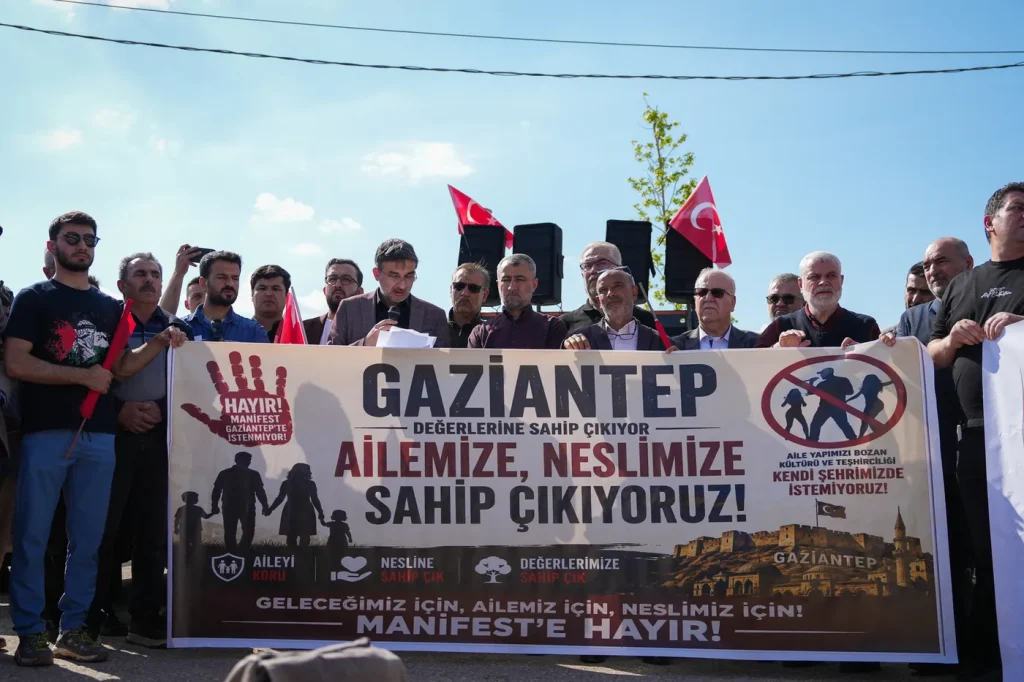 Pression du régime Erdogan sur le girls band turc Manifest : tensions croissantes.