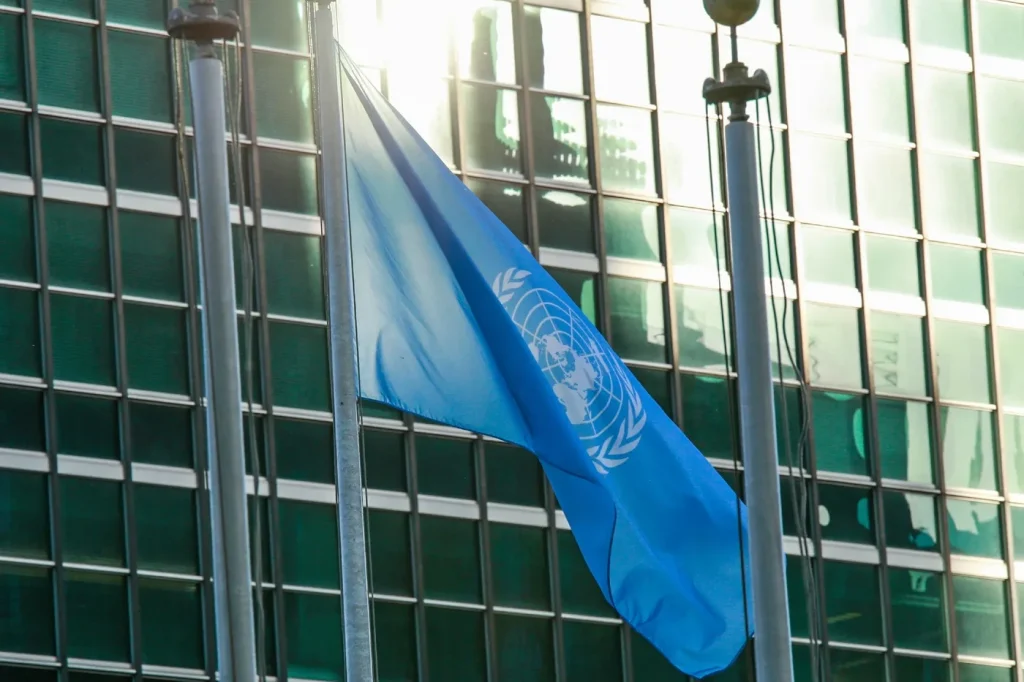 L’ONU adopte une résolution sur les obligations climatiques des États membres.