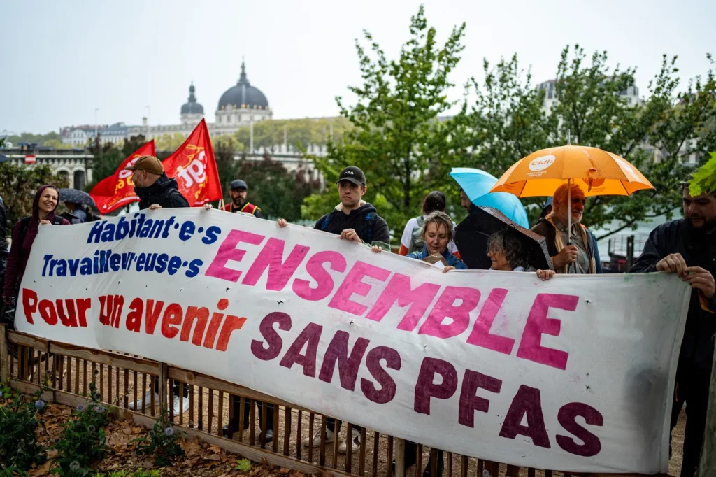 PFAS : trois associations attaquent l’État pour ses carences en matière de réglementation