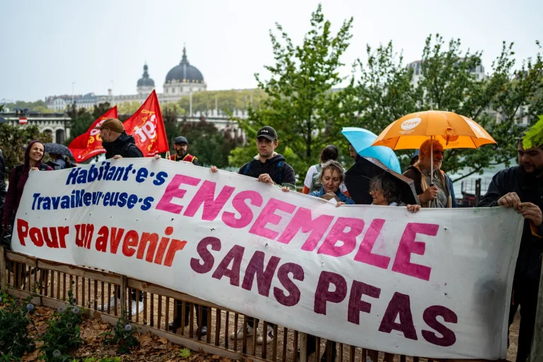 PFAS : trois associations attaquent l’État pour ses carences en matière de réglementation
