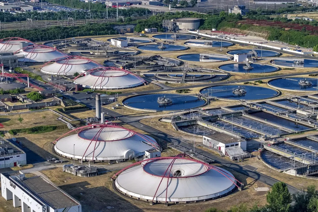 Adaptation des stations d’épuration face à la pollution par microplastiques et PFAS.