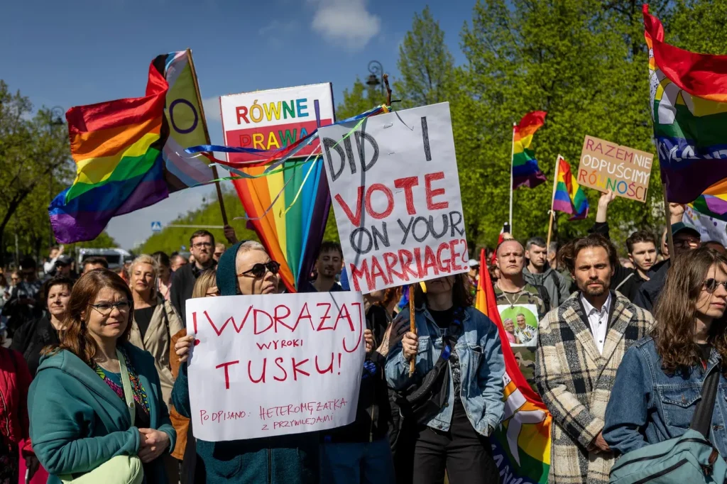 La Pologne reconnaît les mariages homosexuels étrangers, une avancée légale significative.
