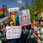 La Pologne reconnaît les mariages homosexuels étrangers, une avancée légale significative.