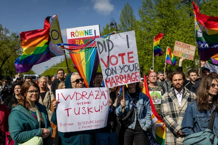 La Pologne reconnaît les mariages homosexuels étrangers, une avancée légale significative.