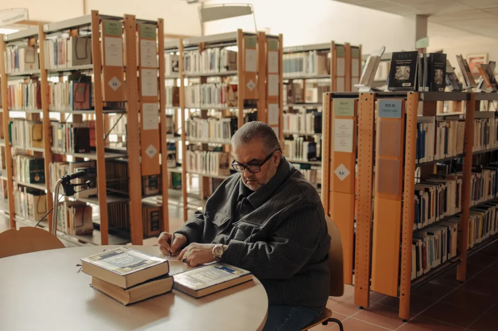 Abdellatif Abou Hachem, mémoire vivante de Gaza, évoque son savoir littéraire.