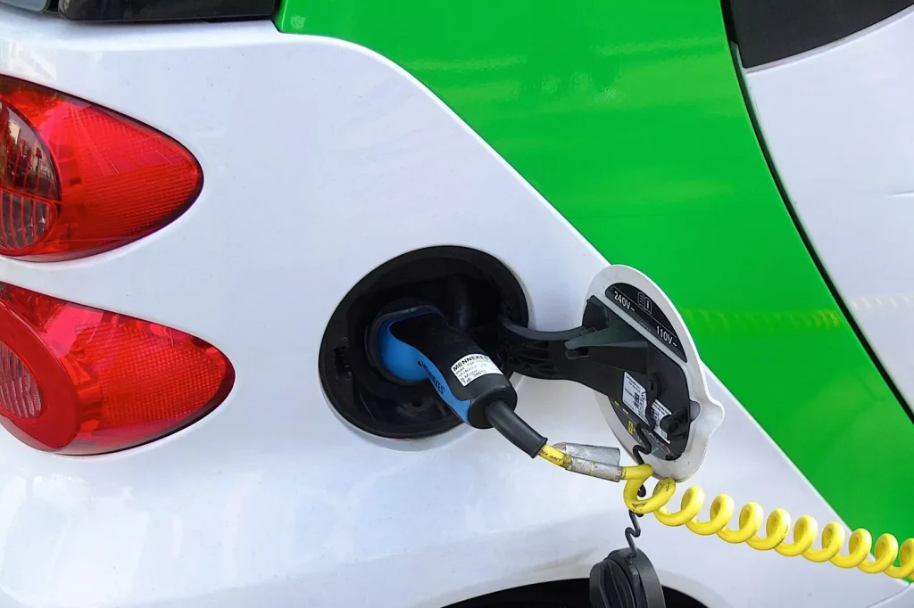 Ventes de voitures neuves en hausse, les électriques en forte progression en Europe
