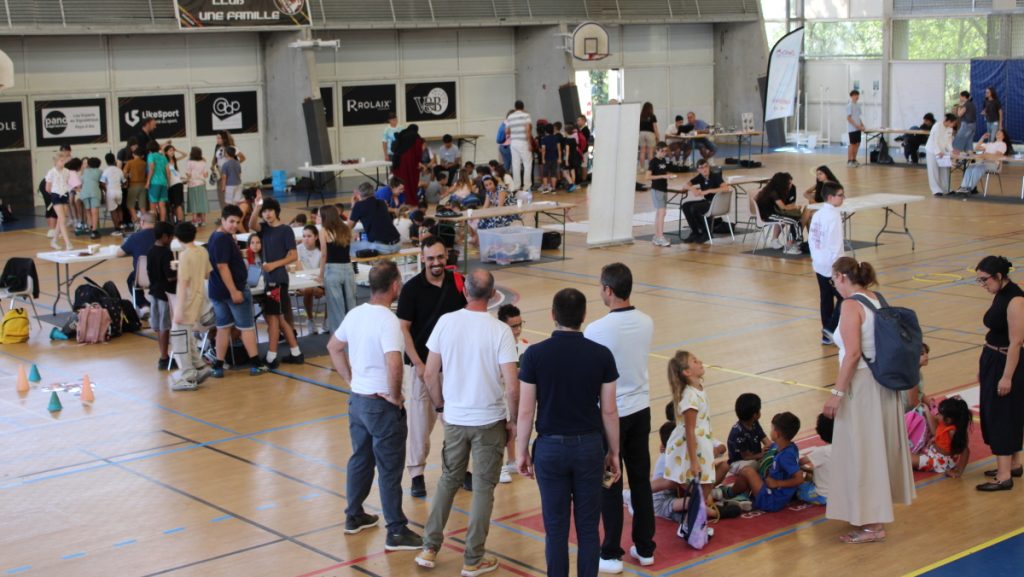 Plus de 500 élèves visitent le troisième forum de la robotique à Vitrolles.