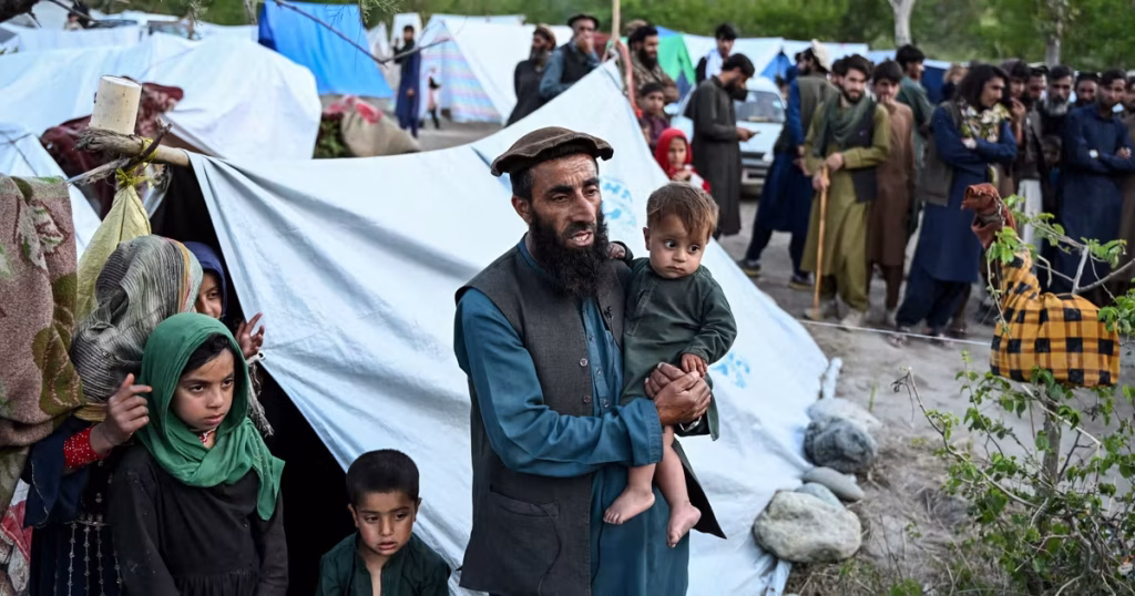 Famine en Afghanistan : des enfants demandent du pain face à la crise alimentaire persistante