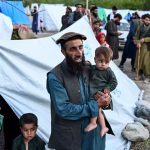 Famine en Afghanistan : des enfants demandent du pain face à la crise alimentaire persistante