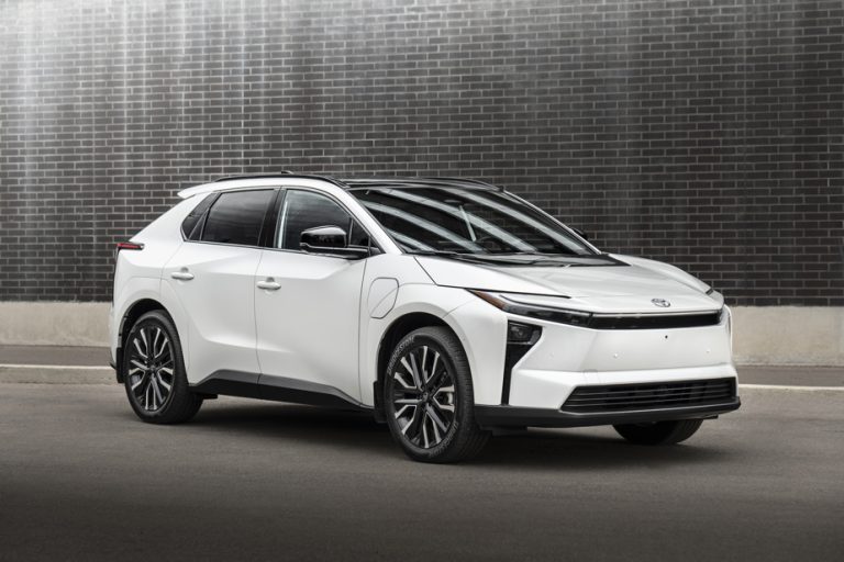 Essai routier du Toyota bZ : évaluation des performances et des technologies embarquées.