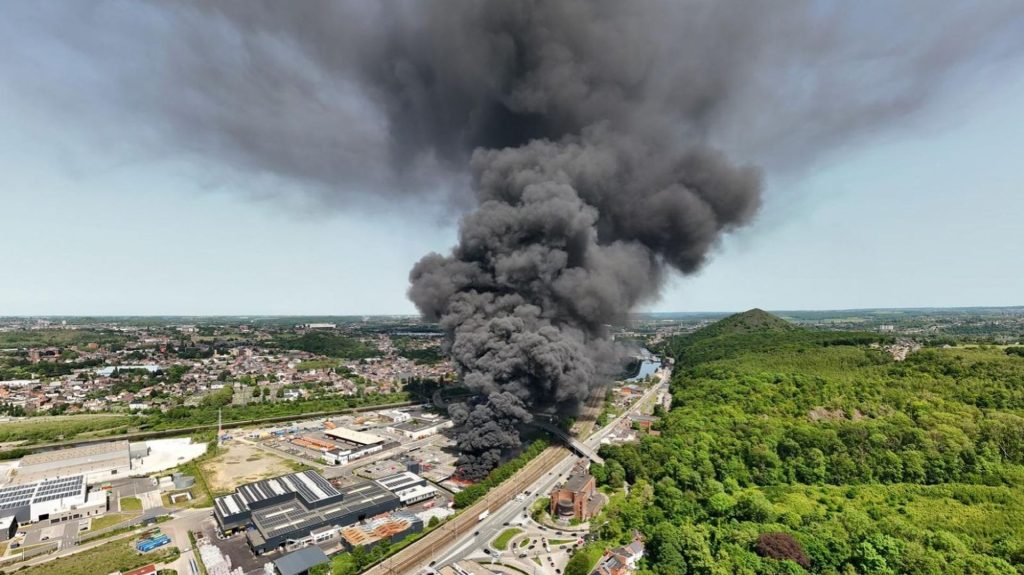 Incendie maîtrisé à Couillet : le calfeutrement confirmé jusqu’à nouvel ordre.