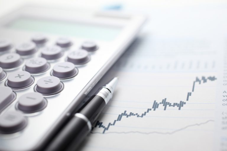 Le Smic horaire augmente à 12,31 € en France, modifiant les conditions de travail.