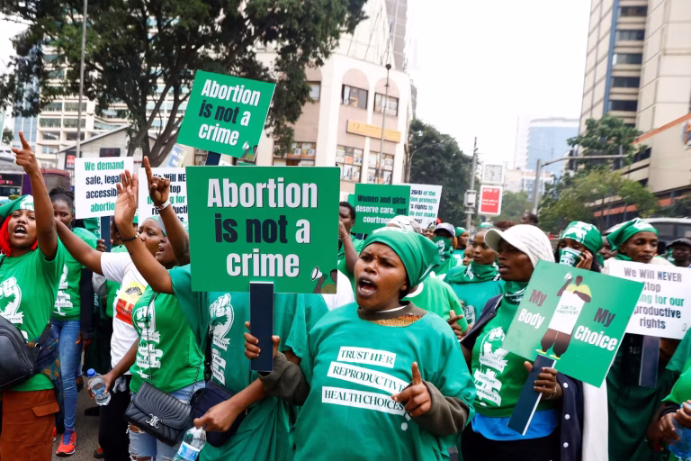 Au Kenya, l’affaire de la jeune PAK révèle des ambiguïtés juridiques sur l’avortement.