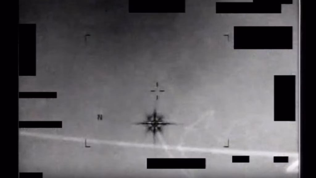 Les États-Unis déclassifient des images d’OVNI, suscitant des questions sur leur origine.