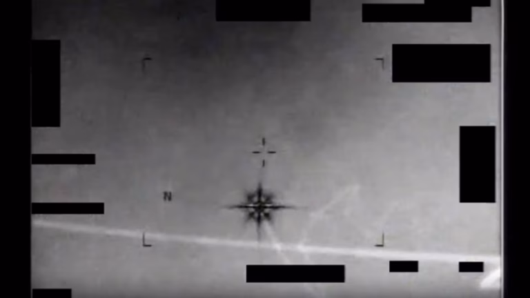 Les États-Unis déclassifient des images d’OVNI, suscitant des questions sur leur origine.