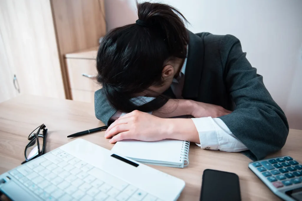 Employée en arrêt maladie, elle obtient 20 000 € contre son employeur sanctionné.