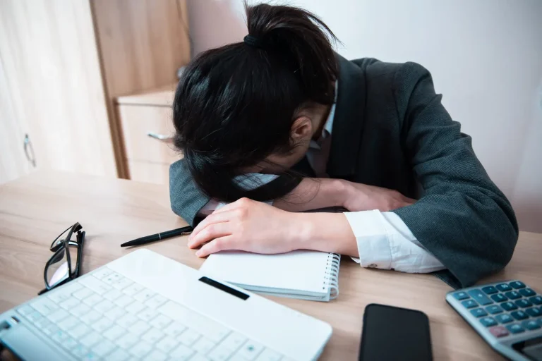 Employée en arrêt maladie, elle obtient 20 000 € contre son employeur sanctionné.