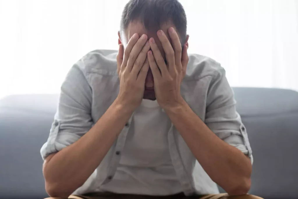 Licencié pour travail durant un arrêt maladie, un homme réclame 140 000 € à son employeur.