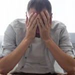 Licencié pour travail durant un arrêt maladie, un homme réclame 140 000 € à son employeur.