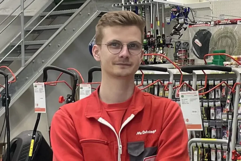 Directeur à 25 ans, Charles explique son parcours chez Monsieur Bricolage et son salaire.