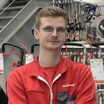 Directeur à 25 ans, Charles explique son parcours chez Monsieur Bricolage et son salaire.