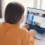 Licenciée pour absence à une réunion en télétravail, elle obtient 109 000 € en justice.
