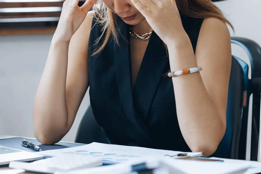 L’ex-patron de Marie compromet son nouveau poste après l’avoir licenciée.