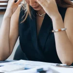 L&rsquo;ex-patron de Marie compromet son nouveau poste après l&rsquo;avoir licenciée.