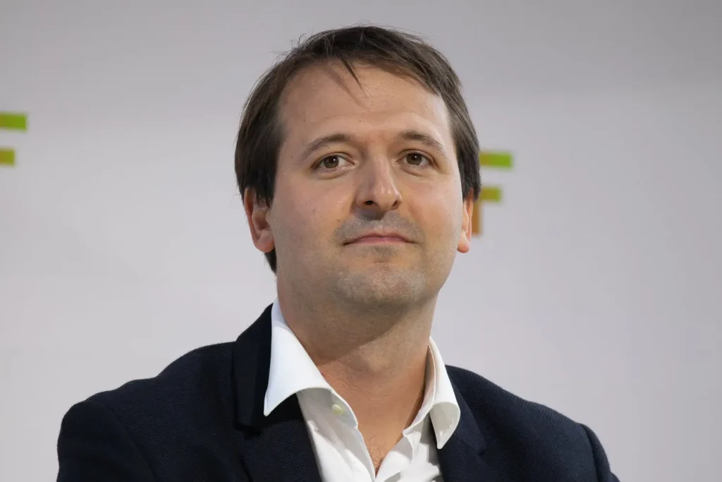 Blessé, il fonde Doctolib, devenu essentiel pour 30 millions de Français dans la santé.