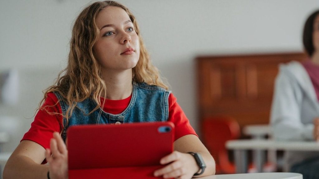 L’écoute, compétence citoyenne essentielle dans la communication numérique actuelle