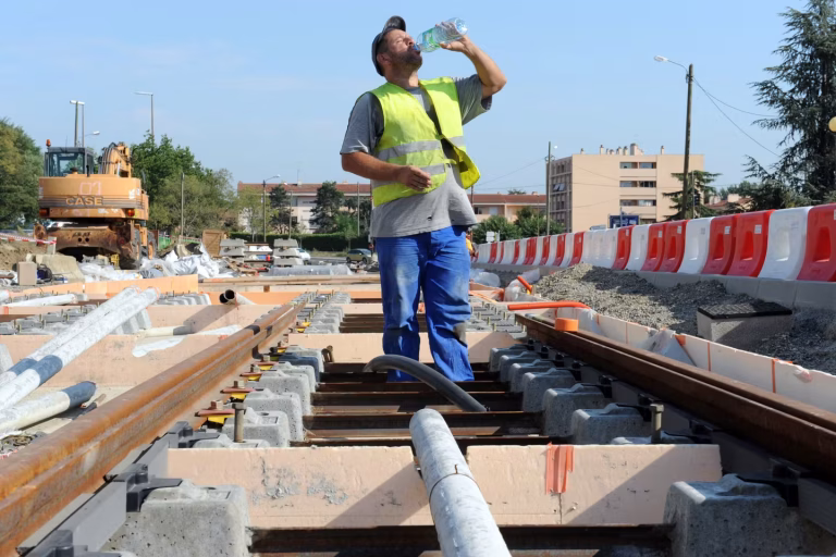 Canicule et droit du travail : obligations des employeurs en France face aux températures élevées