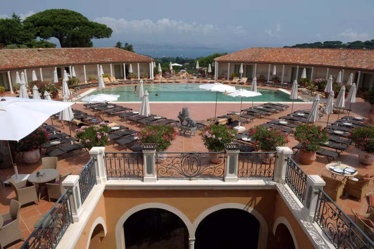 Le palace de Saint-Tropez accueillera le tournage de la nouvelle saison de « The White Lotus ».