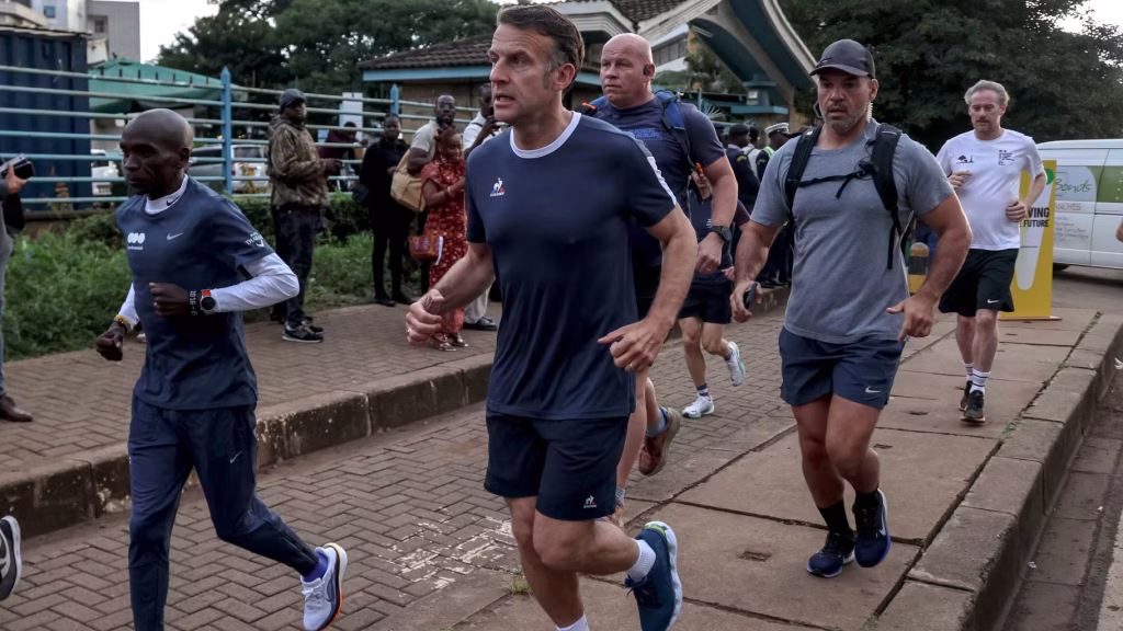 Emmanuel Macron court avec Eliud Kipchoge au Kenya, symbole de coopération sportive.