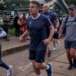 Emmanuel Macron court avec Eliud Kipchoge au Kenya, symbole de coopération sportive.