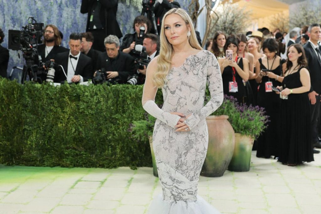 Lindsey Vonn marche sans béquilles après sa chute aux JO 2026 et assiste au Met Gala