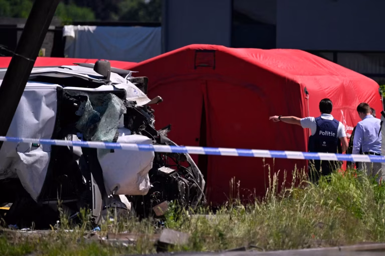 Un train en Belgique percute un car scolaire, quatre morts dont deux enfants.