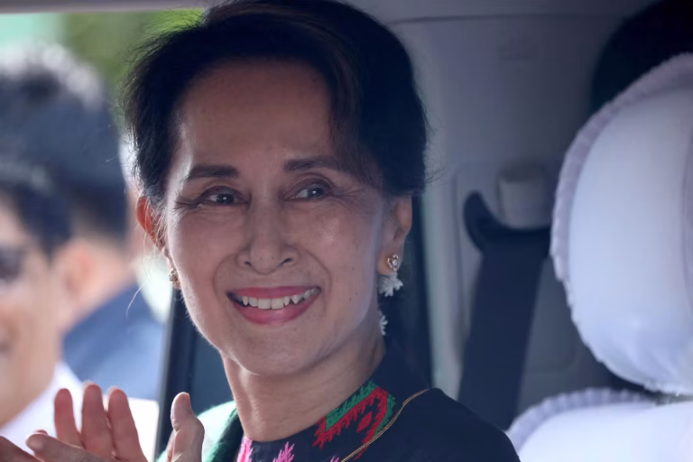 Aung San Suu Kyi continuera de purger sa peine sous assignation à résidence en Birmanie.