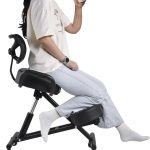 Chaise de bureau ergonomique inclinée avec dossier réglable en hauteur et repose-jambes ajustable.