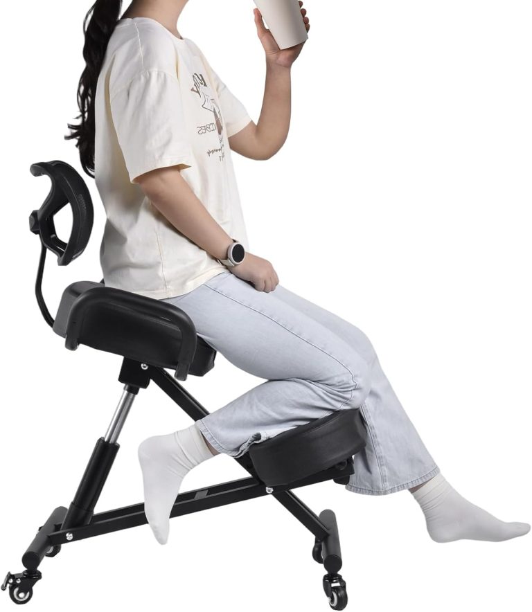Chaise de bureau ergonomique inclinée avec dossier réglable en hauteur et repose-jambes ajustable.