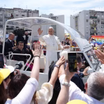 Près de Naples, le pape Léon XIV évoque les lourds tributs de la « terre des feux »