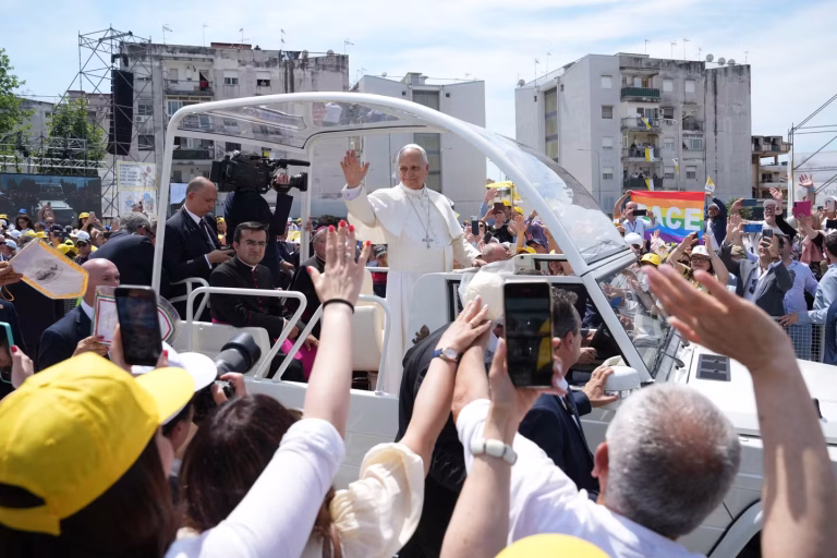 Près de Naples, le pape Léon XIV évoque les lourds tributs de la « terre des feux »
