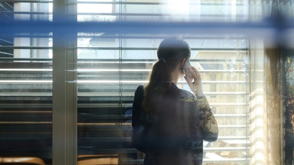Appels silencieux : enquête sur leur rôle dans le clonage vocal