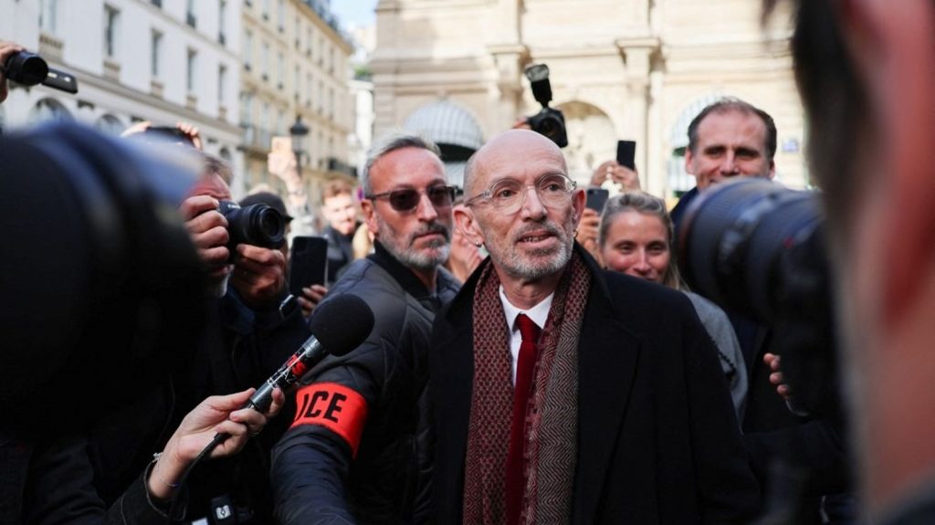 Laurent Mauvignier soutient une tribune contre Bolloré au festival de Cannes.