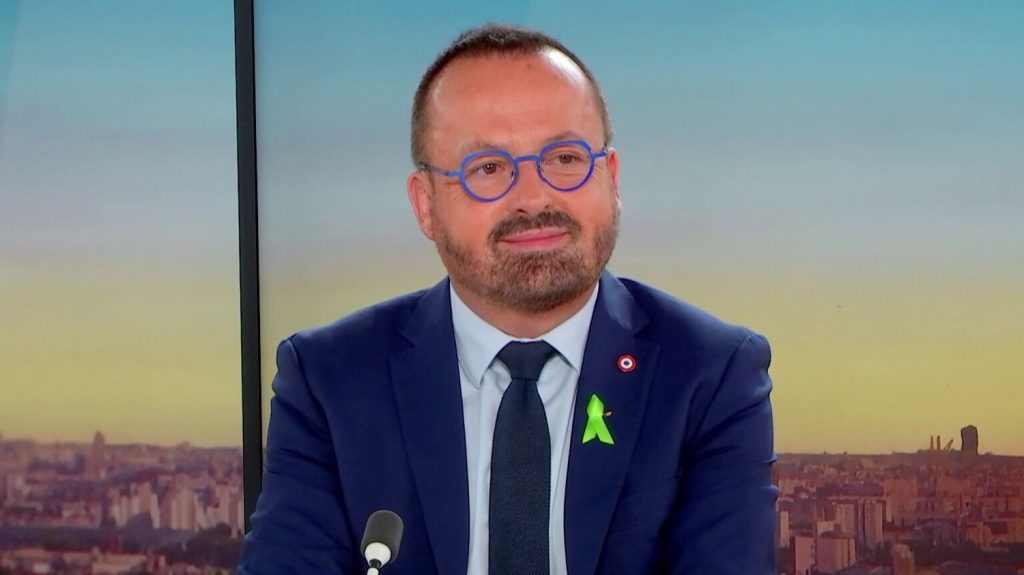 Prix des carburants : Yannick Neuder souligne la nécessité de soutenir les infirmiers libéraux.