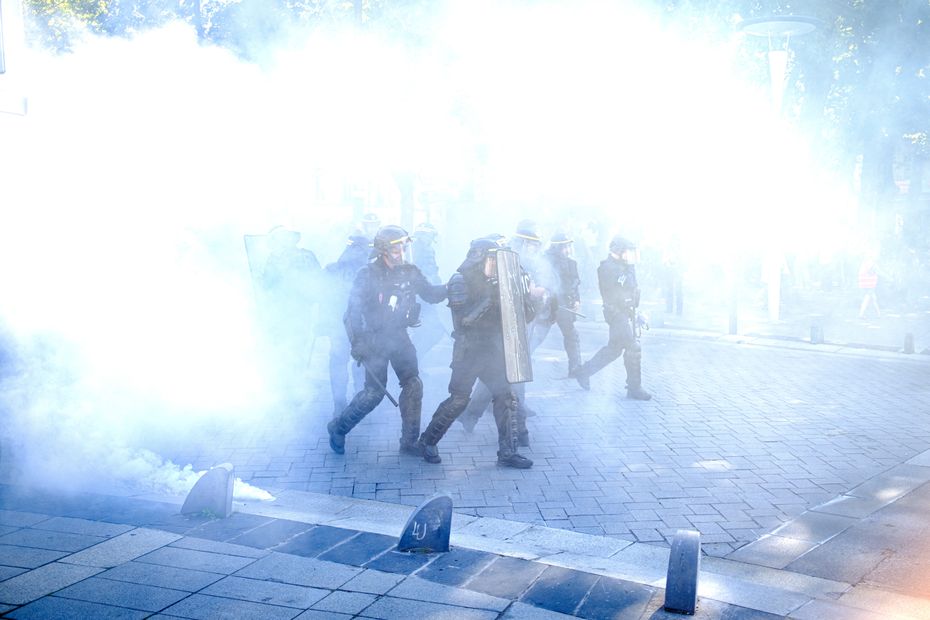 La police intervient lors d’une manifestation lycéenne, des affrontements éclatent.