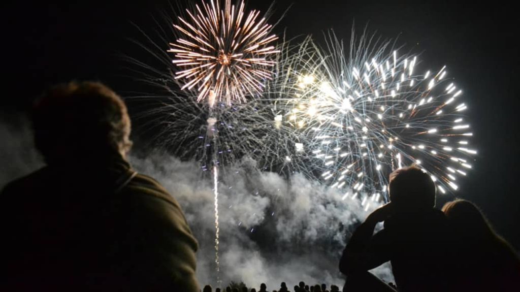Bagarre familiale éclate à Issoudun après un feu d’artifice, plusieurs blessés signalés.