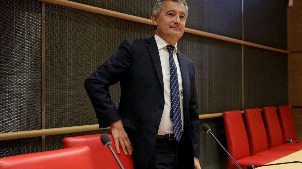 Immigration : Gérald Darmanin critiqué pour la baisse des premiers titres de séjour.