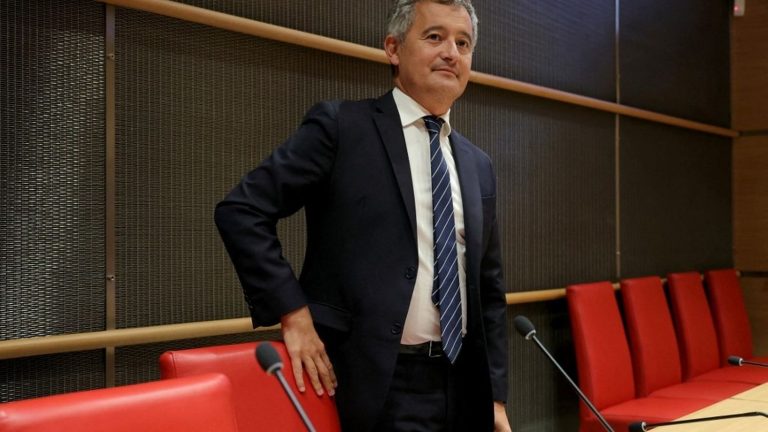 Immigration : Gérald Darmanin critiqué pour la baisse des premiers titres de séjour.