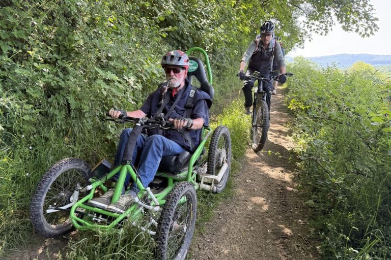 Un paraplégique parcourt 120 km en fauteuil électrique sur les chemins du Morvan
