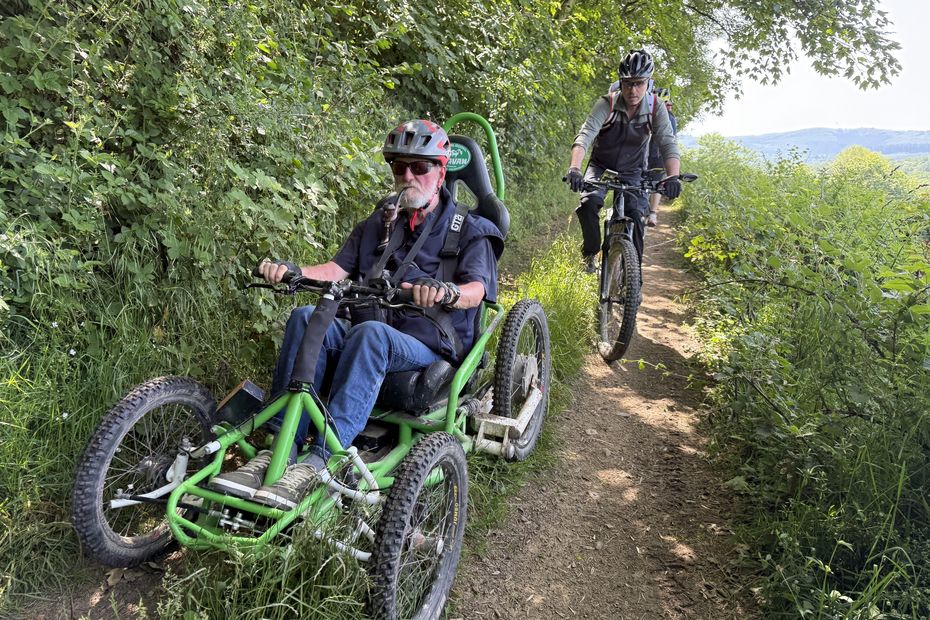 Un paraplégique parcourt 120 km en fauteuil électrique sur les chemins du Morvan
